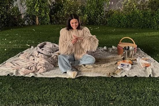 Chi tiết 'giả trân' trong bức ảnh khoe nhẫn đính hôn của Selena Gomez