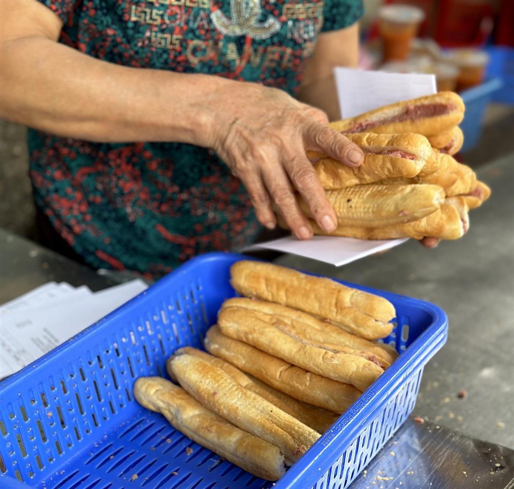 Ba không khi ăn bánh mì-1
