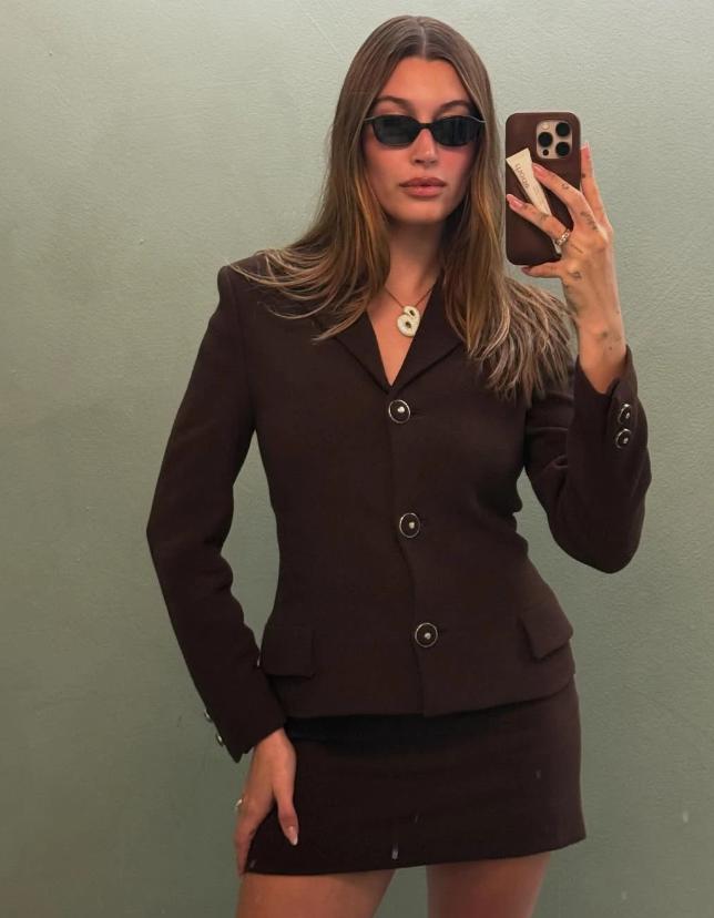 Kiểu chân váy khiến sao nữ nổi tiếng muốn diện thử từ Jenny đến Hailey Bieber-3