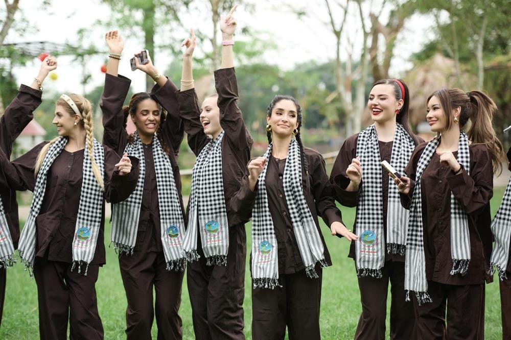 Dàn người đẹp quốc tế mặc áo bà ba, lội mương bắt cá ở Cần Thơ-1