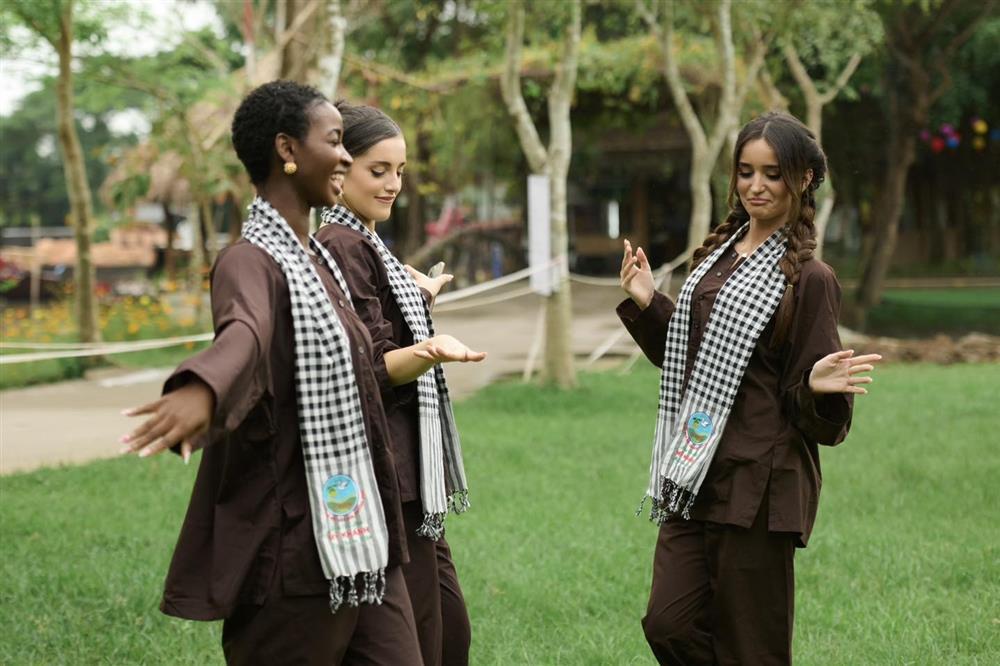 Dàn người đẹp quốc tế mặc áo bà ba, lội mương bắt cá ở Cần Thơ-2