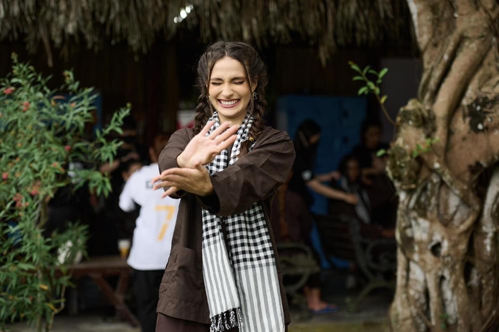 Dàn người đẹp quốc tế mặc áo bà ba, lội mương bắt cá ở Cần Thơ-3