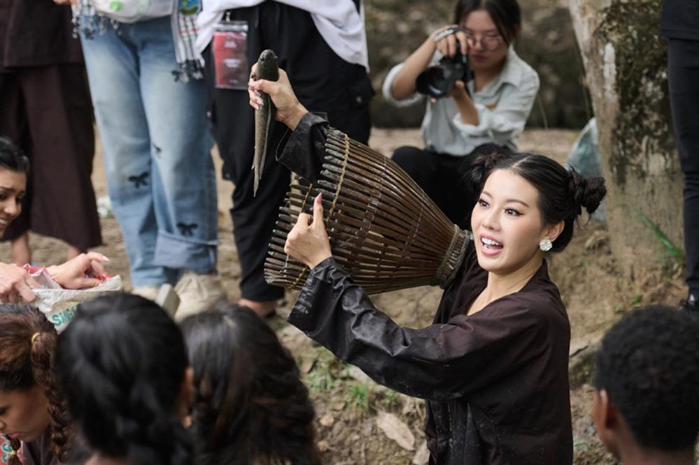 Dàn người đẹp quốc tế mặc áo bà ba, lội mương bắt cá ở Cần Thơ-6