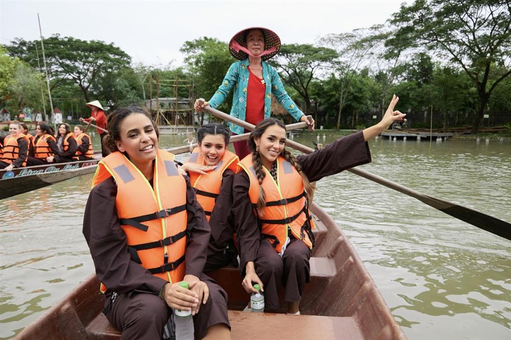 Dàn người đẹp quốc tế mặc áo bà ba, lội mương bắt cá ở Cần Thơ-7