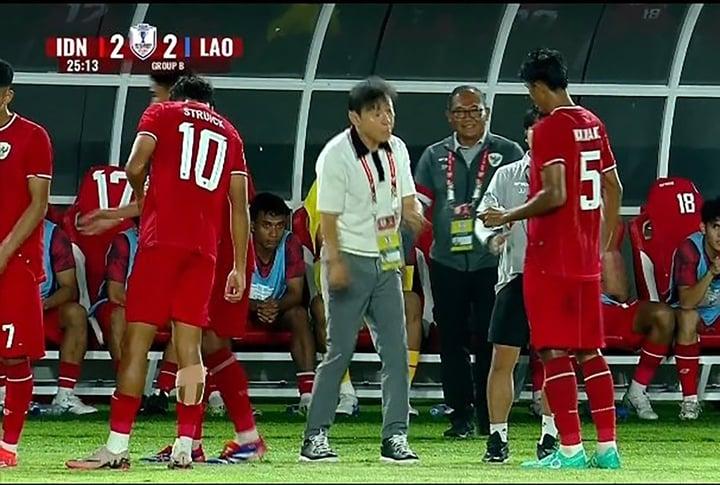 HLV Shin Tae-yong tức giận quát 2 cầu thủ Indonesia ở trận hòa với đội tuyển Lào-1