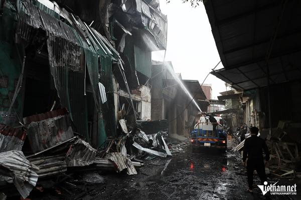 Khung cảnh tan hoang sau vụ cháy tại làng nghề đồ gỗ ở Hà Nội-1