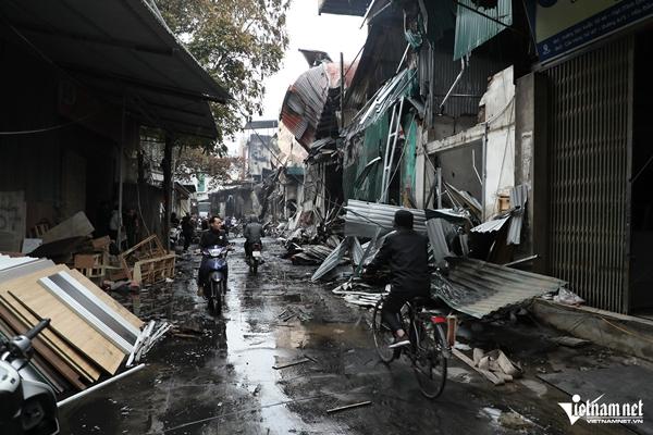 Khung cảnh tan hoang sau vụ cháy tại làng nghề đồ gỗ ở Hà Nội-3