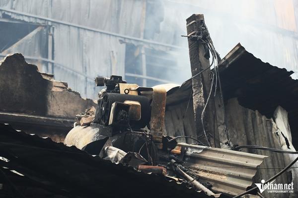 Khung cảnh tan hoang sau vụ cháy tại làng nghề đồ gỗ ở Hà Nội-5