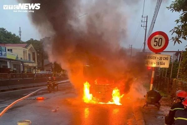 Nhiều ô tô bị thiêu rụi sau vụ cháy gara tại Quảng Ninh-5