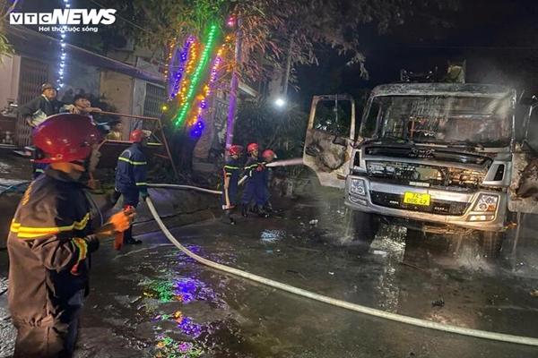 Quảng Trị: Hai ô tô bốc cháy dữ dội trên đường-2