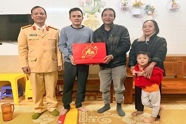 Lời kể của người đàn ông kéo cháu bé khỏi điểm mù xe tải-1