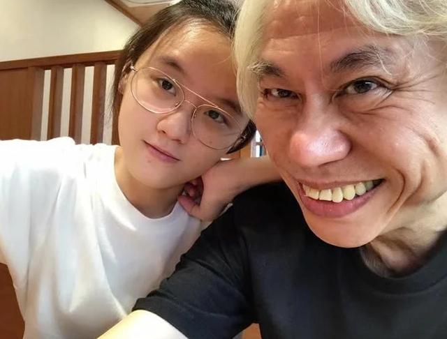 Vợ kém 40 tuổi của Lý Khôn Thành lên tiếng sau loạt phốt xin đồ ăn ở siêu thị, bị con chồng tố chiếm tài sản-1