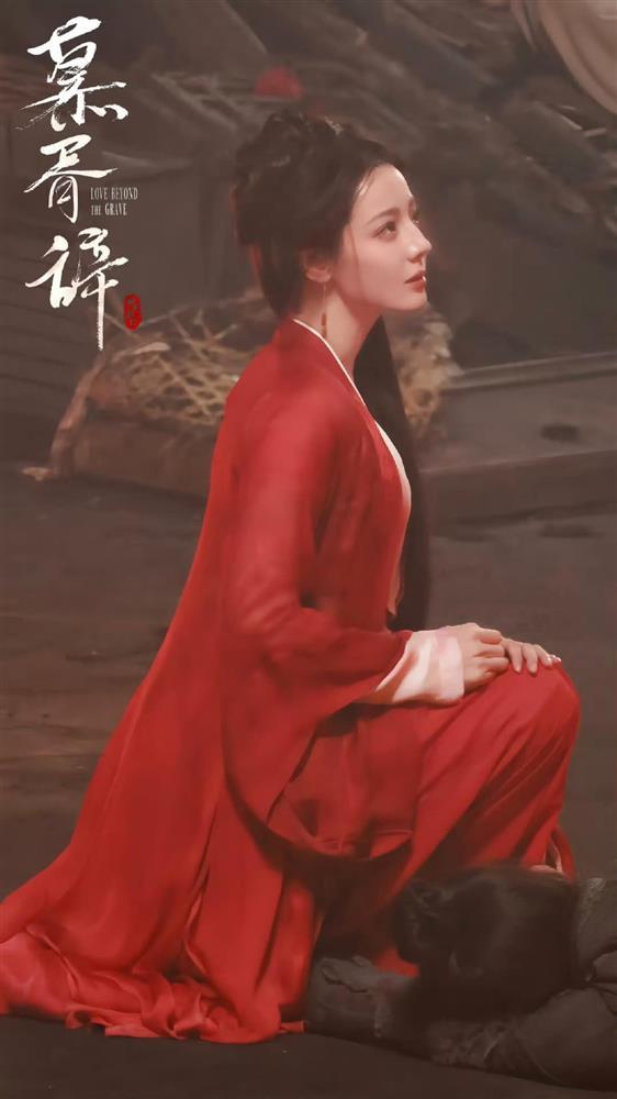 Địch Lệ Nhiệt Ba diện hồng y trong phim mới, nhan sắc ra sao mà gây sốt khắp cõi mạng?-1