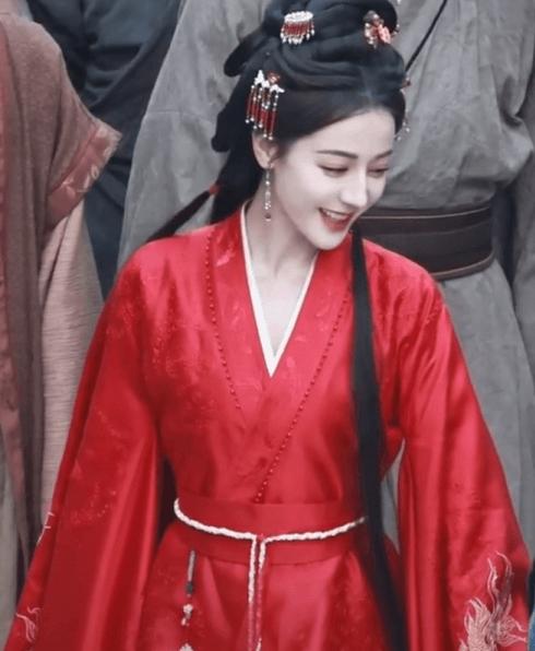 Địch Lệ Nhiệt Ba diện hồng y trong phim mới, nhan sắc ra sao mà gây sốt khắp cõi mạng?-2