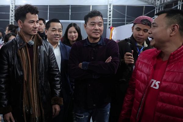 Dòng người đổ về concert Anh trai, xếp hàng từ sáng sớm-13