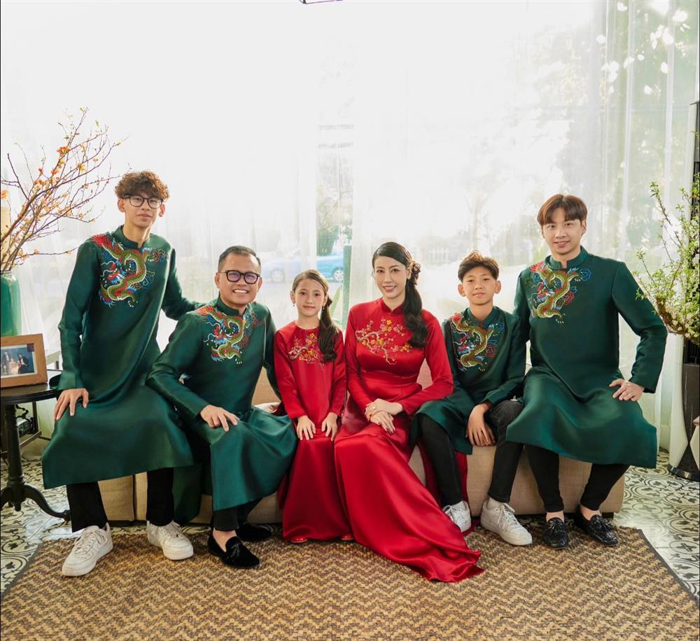 Cách các nàng Hậu nức tiếng thân thiết với con riêng của chồng-1