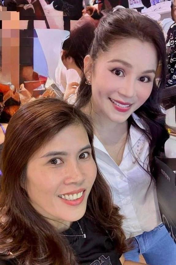 Doanh nhân Dạ Thảo – Vợ MC Quyền Linh sở hữu vẻ đẹp sắc sảo, với phong thái sang trọng ở tuổi U60-4