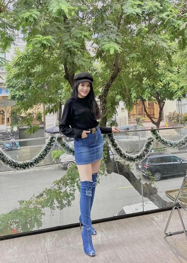 Doanh nhân Dạ Thảo – Vợ MC Quyền Linh sở hữu vẻ đẹp sắc sảo, với phong thái sang trọng ở tuổi U60-7