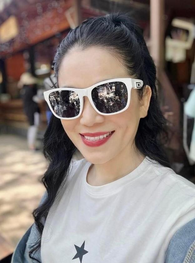 Doanh nhân Dạ Thảo – Vợ MC Quyền Linh sở hữu vẻ đẹp sắc sảo, với phong thái sang trọng ở tuổi U60-10