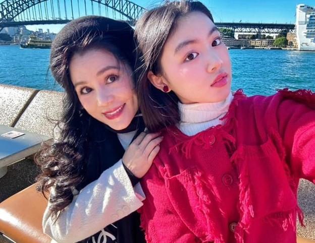 Doanh nhân Dạ Thảo – Vợ MC Quyền Linh sở hữu vẻ đẹp sắc sảo, với phong thái sang trọng ở tuổi U60-9