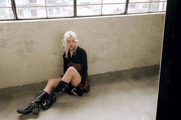 Diệu Nhi lột xác khó nhận ra với tóc bạch kim-5