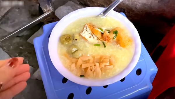 Khách Nhật ngồi vỉa hè thử một món ăn lạ ở Hà Nội, bất ngờ vì mức giá-2