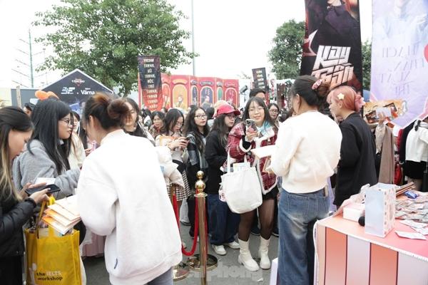 Dòng người đổ về concert Anh trai, xếp hàng từ sáng sớm-7