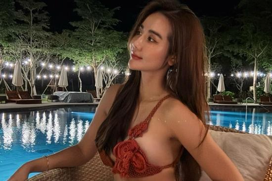 Hot girl phim giờ vàng tung ảnh nóng bỏng giữa ngày gió mùa
