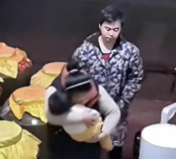 Clip em bé qua đời trên tay mẹ khi xem pháo hoa khiến hàng triệu người xúc động-2