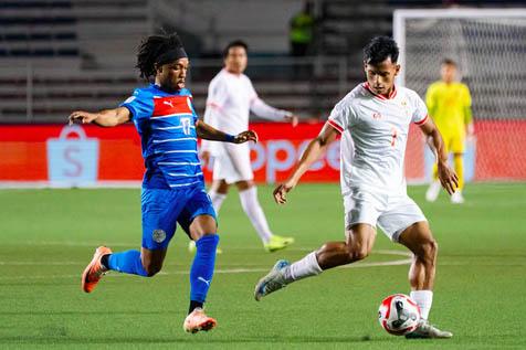 Hậu vệ bay người phản lưới như tiền đạo đối thủ, Philippines suýt thua tuyển Lào