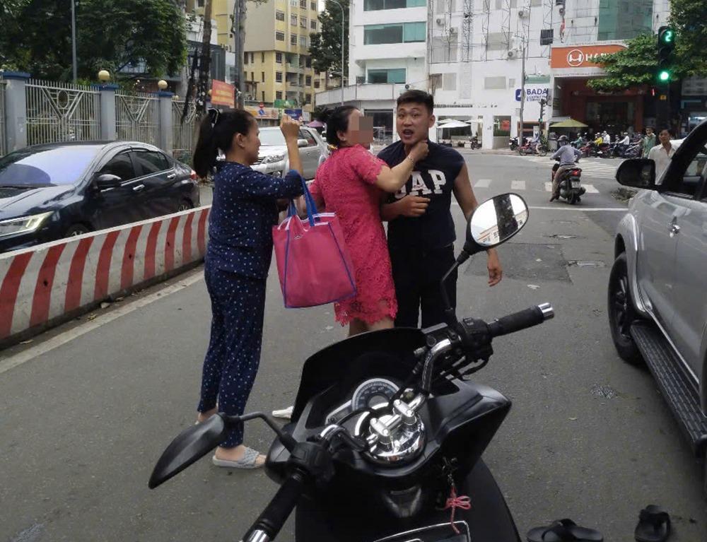 Truy tìm tài xế ô tô đấm người tới tấp ở trung tâm TPHCM-1