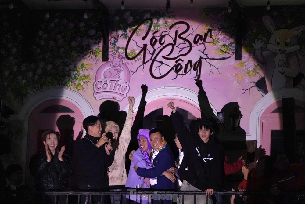 Hàng nghìn người đứng dưới ban công nhà Tuấn Hưng gần Hồ Gươm-6