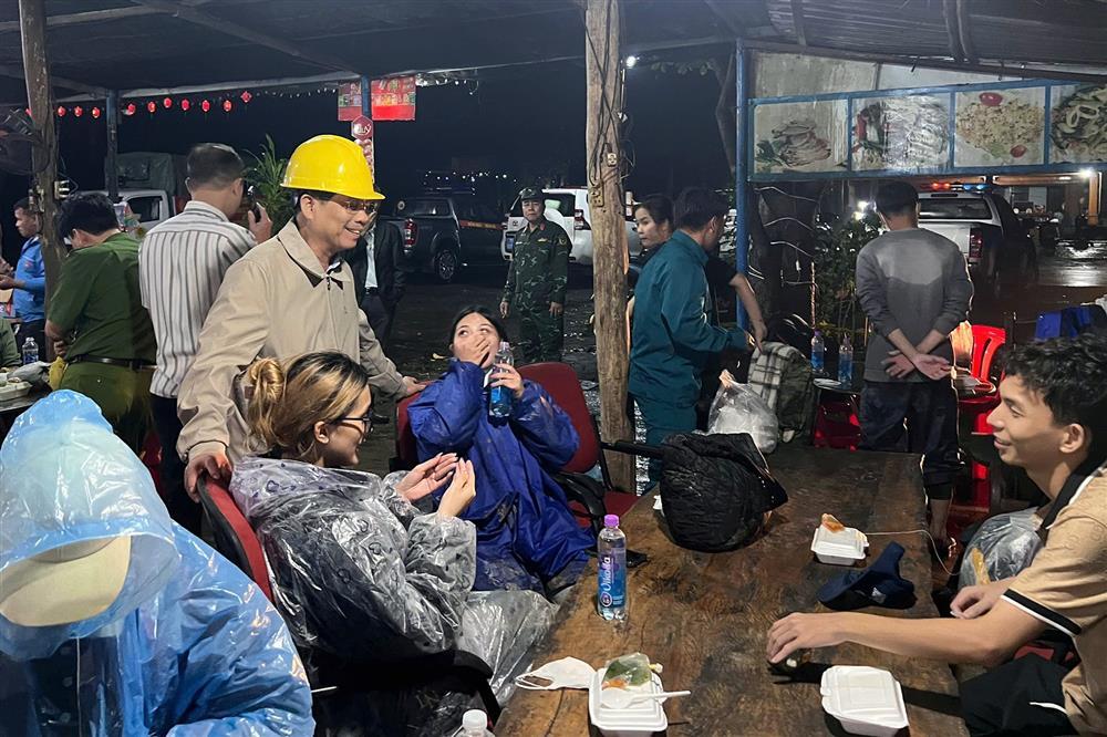 Mở đường trong đêm tối đưa hơn 350 người mắc kẹt sạt lở ra khỏi đèo Khánh Lê-1