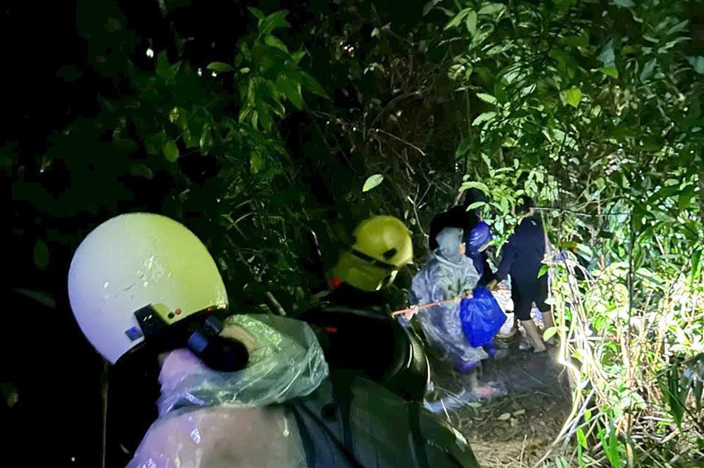 Mở đường trong đêm tối đưa hơn 350 người mắc kẹt sạt lở ra khỏi đèo Khánh Lê-2