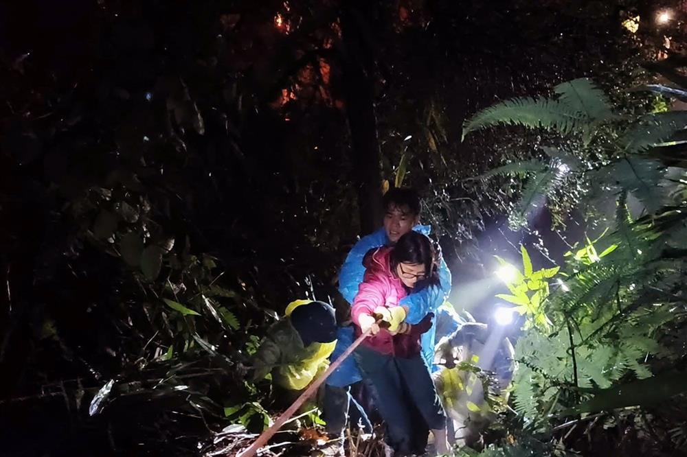Mở đường trong đêm tối đưa hơn 350 người mắc kẹt sạt lở ra khỏi đèo Khánh Lê-3