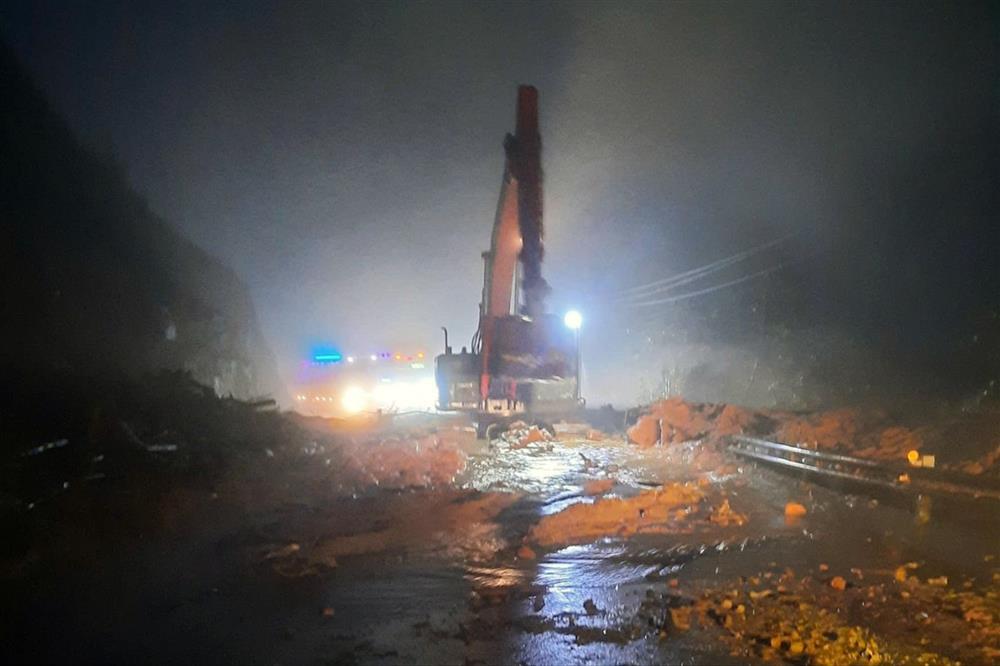 Mở đường trong đêm tối đưa hơn 350 người mắc kẹt sạt lở ra khỏi đèo Khánh Lê-4