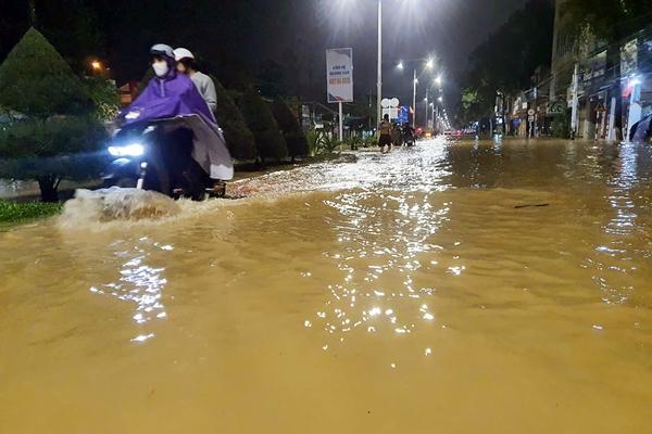 Mưa lớn khiến nhiều nơi ở Nha Trang ngập sâu trong biển nước-2