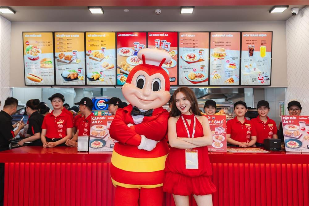 Kay Trần khấy động buổi khai trương cửa hàng thứ 200 của Jollibee Việt Nam-1