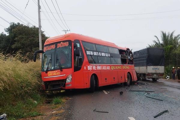 Hai xe khách tông nhau kinh hoàng: Tài xế nhà xe Quang Dũng vượt xe tải và tai nạn xảy ra-2