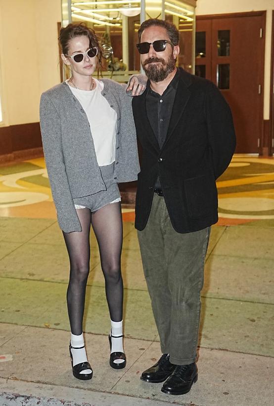 Nữ diễn viên Hollywood Kristen Stewart diện mốt không quần khiến hội chị em mê mẩn-4