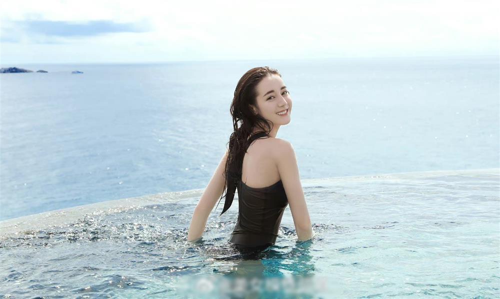 120 triệu người sốc trước thân hình của Địch Lệ Nhiệt Ba khi lần đầu mặc áo tắm-3