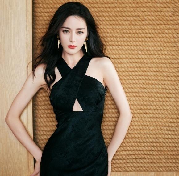 120 triệu người sốc trước thân hình của Địch Lệ Nhiệt Ba khi lần đầu mặc áo tắm-4