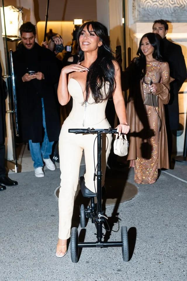 Bất chấp việc bị gãy chân, Kim Kardashian vẫn đi dự sự kiện-1