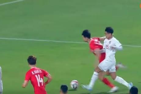 ĐT Việt Nam không được hưởng penalty trong trận với ĐT Indonesia là đúng hay sai?