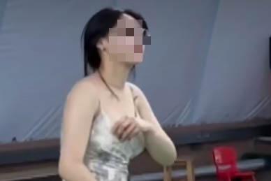 Cô gái diện đầm chơi cầu lông, liên tục lấy tay chỉnh 'dây váy phản chủ', CĐM bàn tán xôn xao
