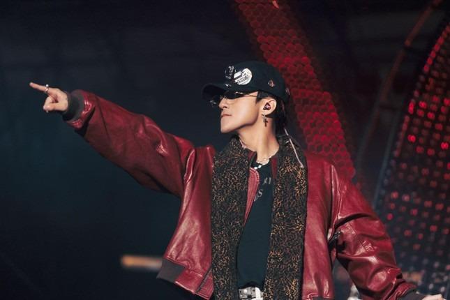 Giằng co chiếc khăn hàng hiệu Sơn Tùng ném tặng-1