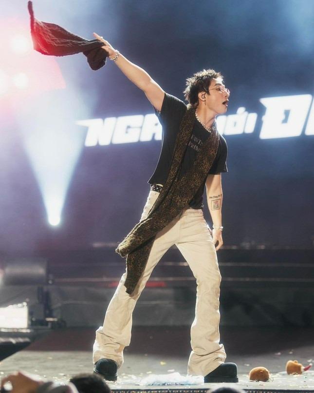 Giằng co chiếc khăn hàng hiệu Sơn Tùng ném tặng-2