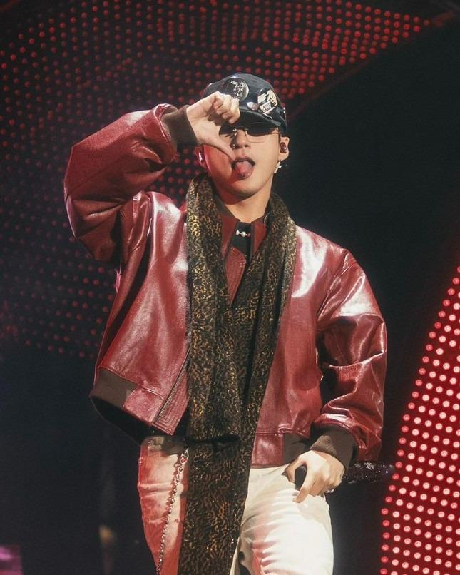 Giằng co chiếc khăn hàng hiệu Sơn Tùng ném tặng-3