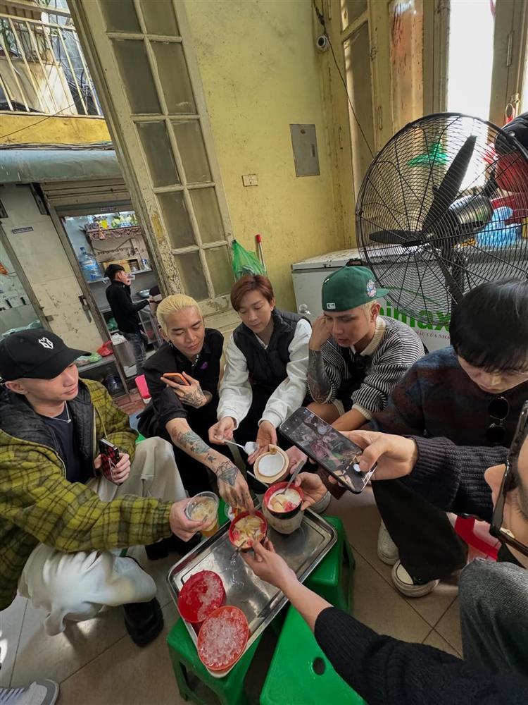 Hậu concert, dàn Anh trai chông gai vượt lạnh đi ăn chè Hà Nội, fan ráo riết xin tên quán-1