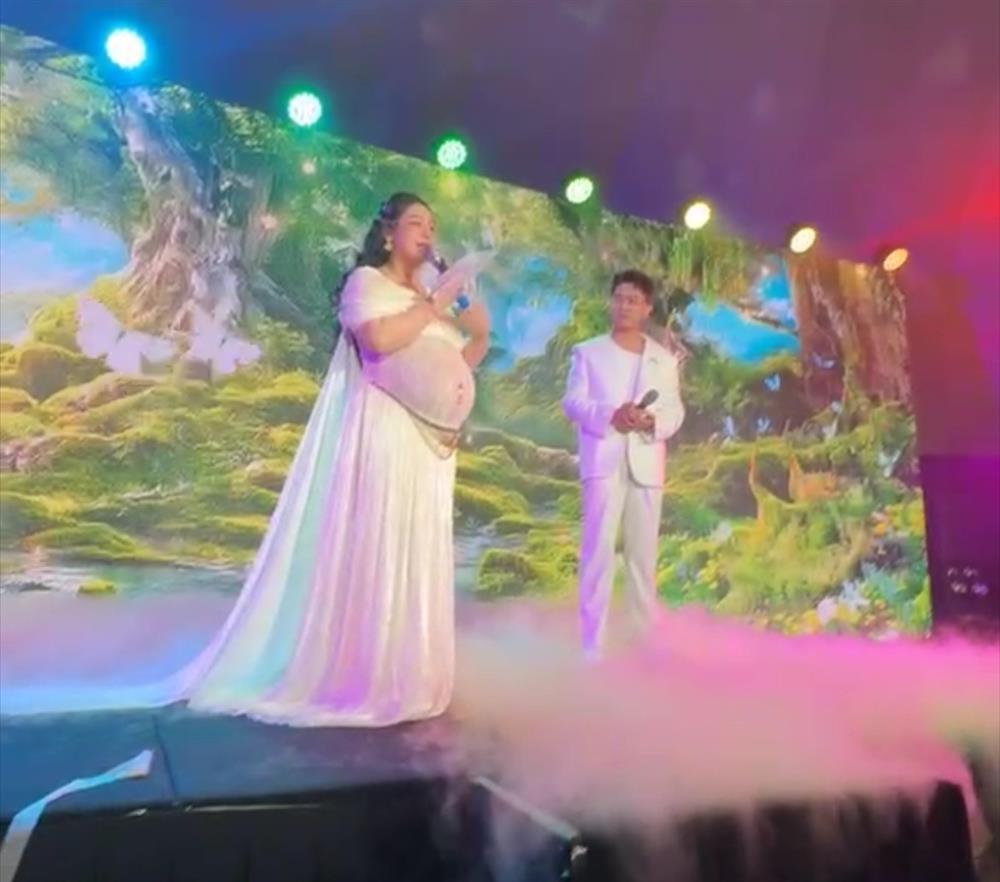 HOT: Nhật Kim Anh khoe bụng bầu vượt mặt, danh tính bạn trai gây tò mò-2